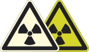 Фотолюминесцентный знак W05 «Опасно. Радиоактивные вещества или ионизирующее излучение»