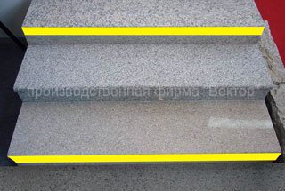 Знак для слабовидящих людей «Желтая полоса» (DS06)